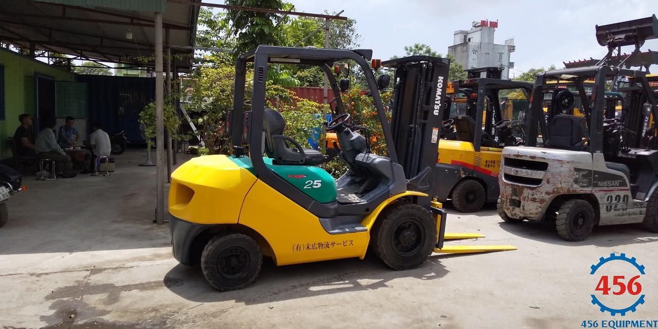 Xe nâng cũ 2,5 tấn Komatsu FD25T-16 chui container
