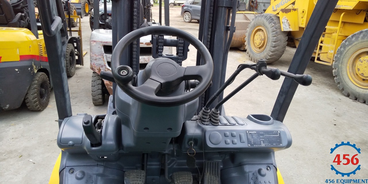 Xe nâng cũ 2,5 tấn Komatsu FD25T-16 chui container