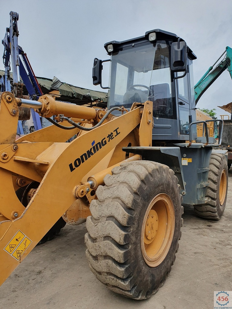 XÚC LẬT CŨ GẦU 1,7 KHỐI  DÙNG LƯỚT. SẢN XUẤT NĂM 2018