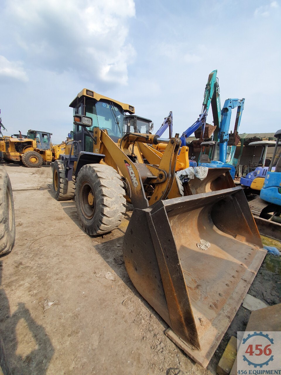 BÁN XÚC LẬT CŨ GẦU 1,7 KHỐI XCMG LW300F ĐỜI 2013