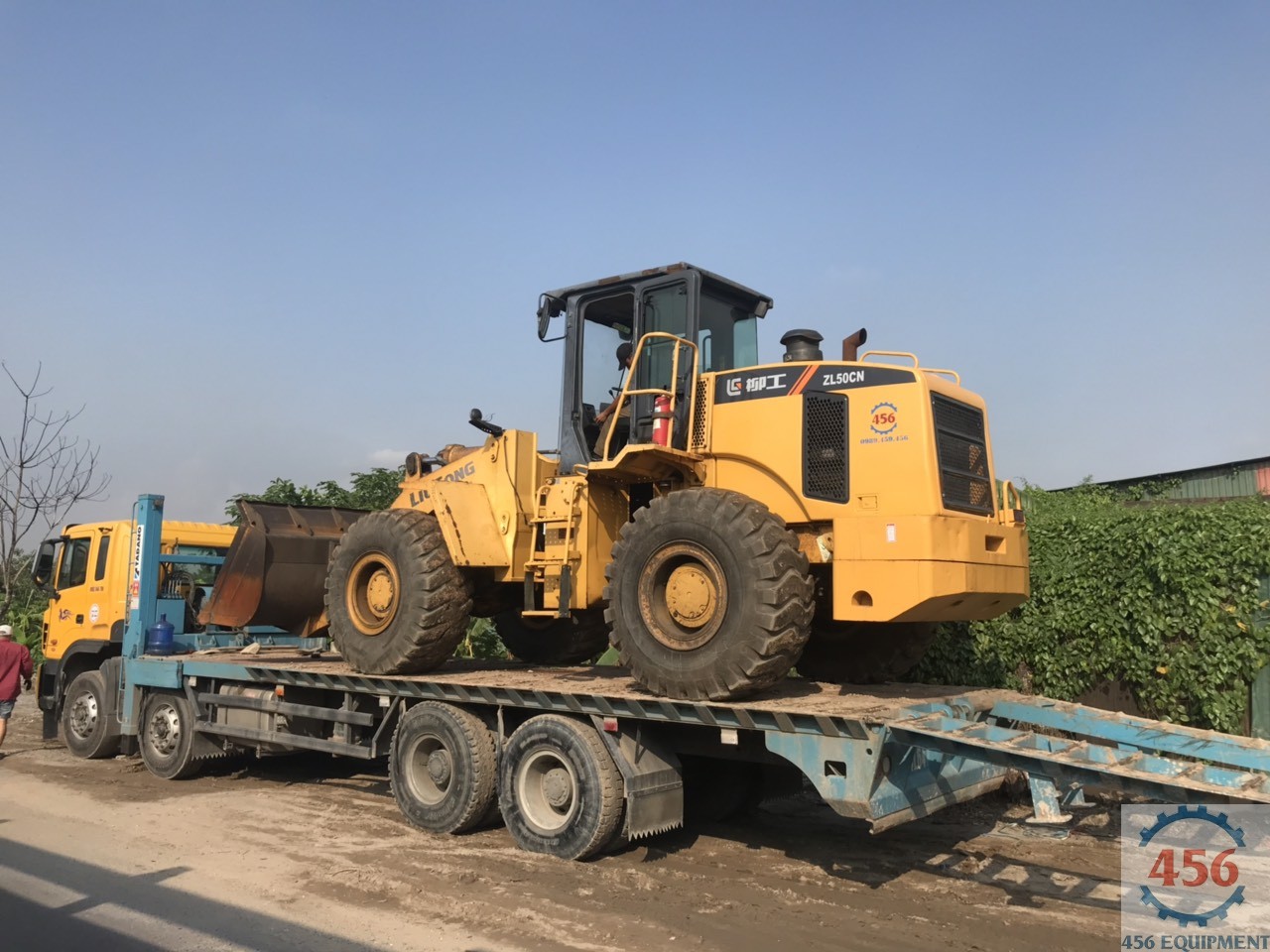 MÁY XÚC LẬT CŨ LIUGONG 50CN GẦU 3 KHỐI CẦN BÁN. SẢN XUẤT 2013