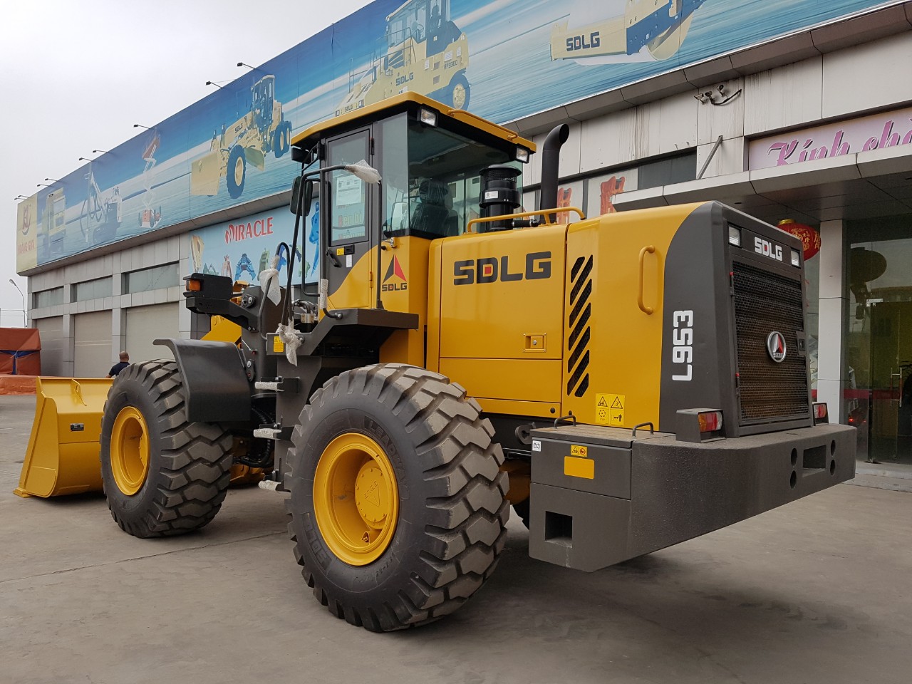 MÁY XÚC LẬT SDLG L953 DUNG TÍCH GẦU 3,2 M3. BẢO HÀNH 2 NĂM
