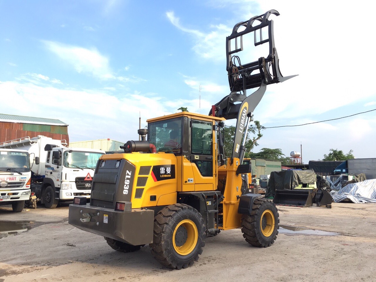 Máy xúc lật kẹp gỗ, gắp gỗ công suất 76 kW Lehman 936. Giá rẻ nhất