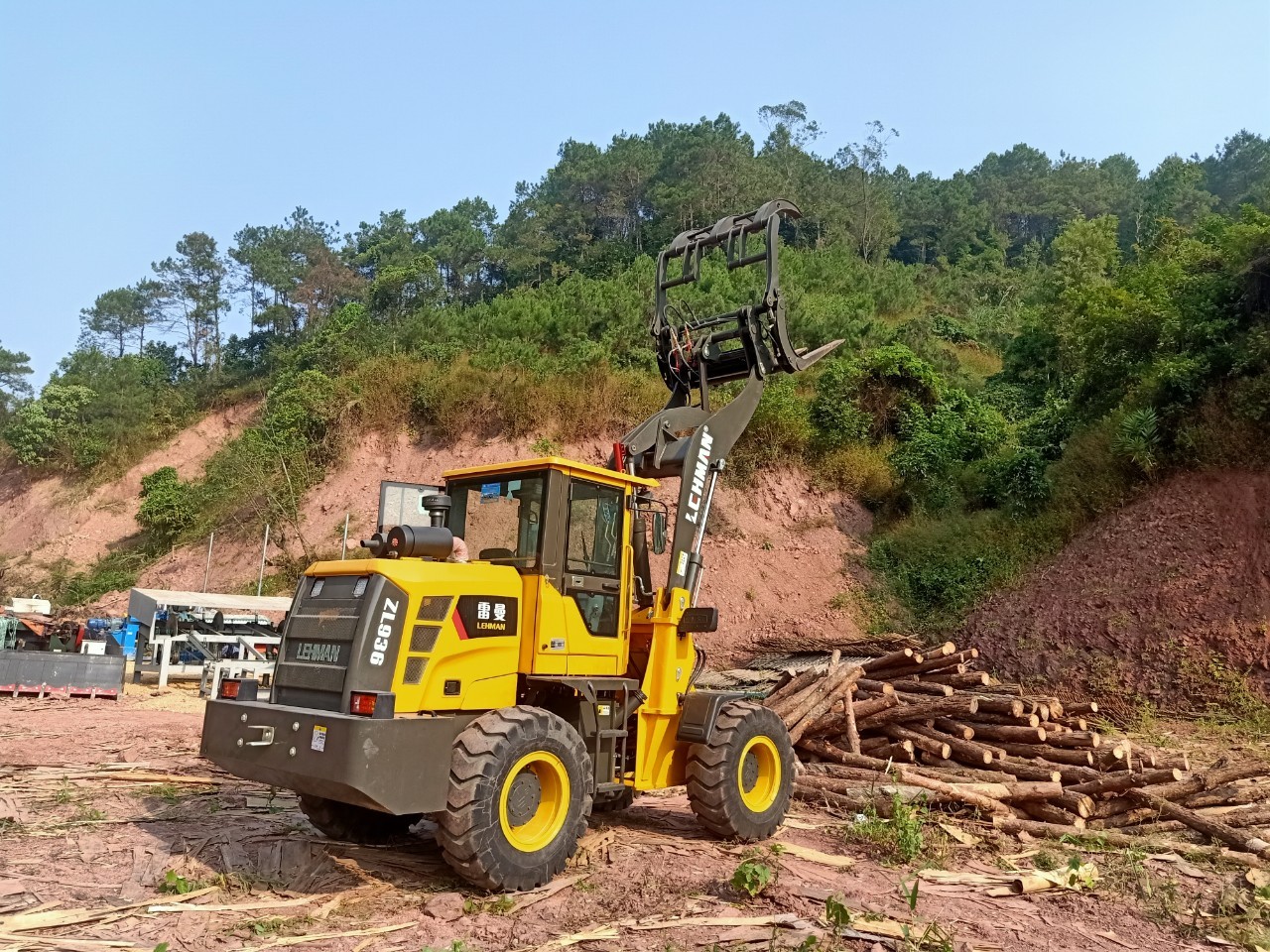 Máy xúc lật kẹp gỗ, gắp gỗ công suất 76 kW Lehman 936. Giá rẻ nhất