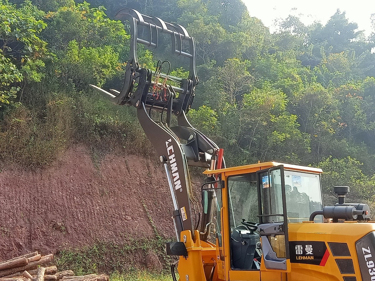 Máy xúc lật kẹp gỗ, gắp gỗ công suất 76 kW Lehman 936. Giá rẻ nhất