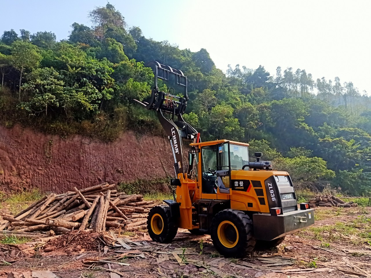 Máy xúc lật kẹp gỗ, gắp gỗ công suất 76 kW Lehman 936. Giá rẻ nhất