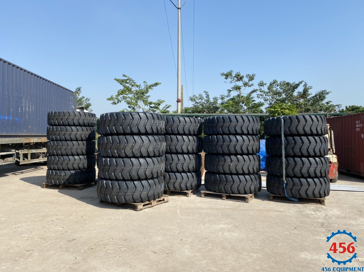 Địa chỉ bán lốp máy xúc lật 17.5-25, 20.5-25, 23.5-25, 26.5-25 Giá tốt