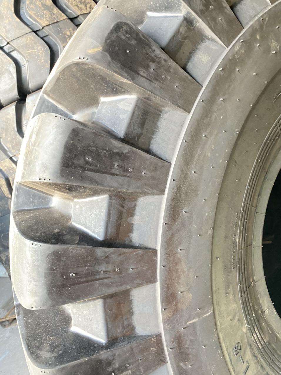 Lốp bán đặc ARMOUR 26.5-25 L5 siêu bền, siêu chịu tải