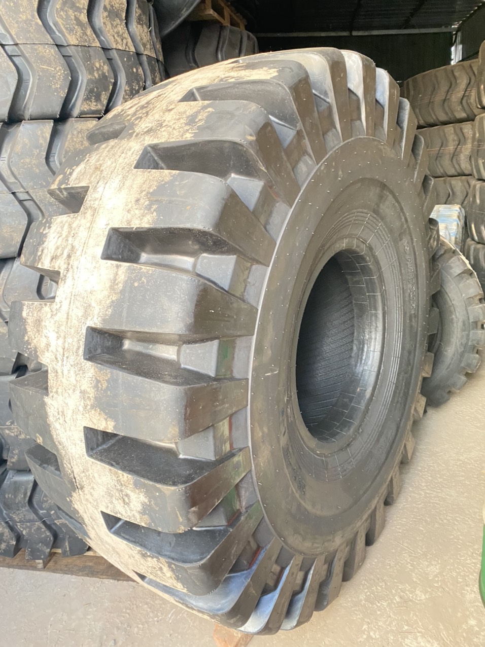 Lốp bán đặc ARMOUR 26.5-25 L5 siêu bền, siêu chịu tải