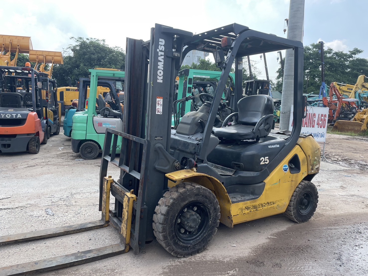 XE NÂNG DẦU KOMATSU FD25T-17 331615 LH:096.235.1368