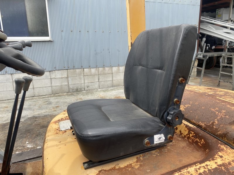 Xe nâng 2,5 tấn giá rẻ TCM FD25Z5 chui cont nâng cao 3m, số sàn gật gù lốp kép.