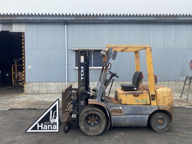 Xe nâng 2,5 tấn giá rẻ TCM FD25Z5 chui cont nâng cao 3m, số sàn gật gù lốp kép.
