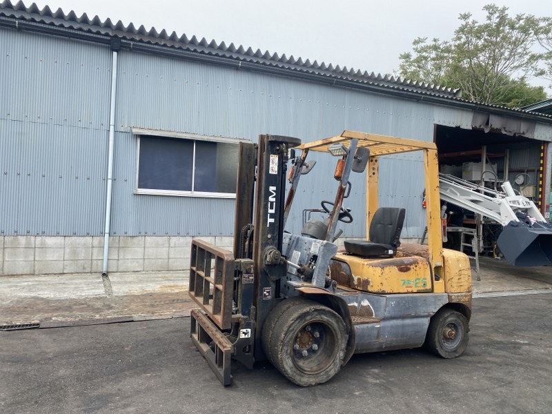 Xe nâng 2,5 tấn giá rẻ TCM FD25Z5 chui cont nâng cao 3m, số sàn gật gù lốp kép.