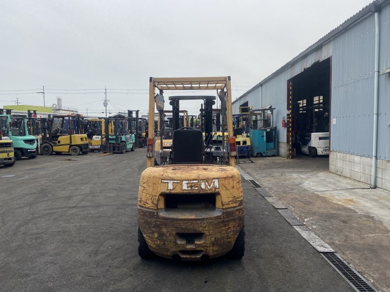 Xe nâng 2,5 tấn giá rẻ TCM FD25Z5 chui cont nâng cao 3m, số sàn gật gù lốp kép.
