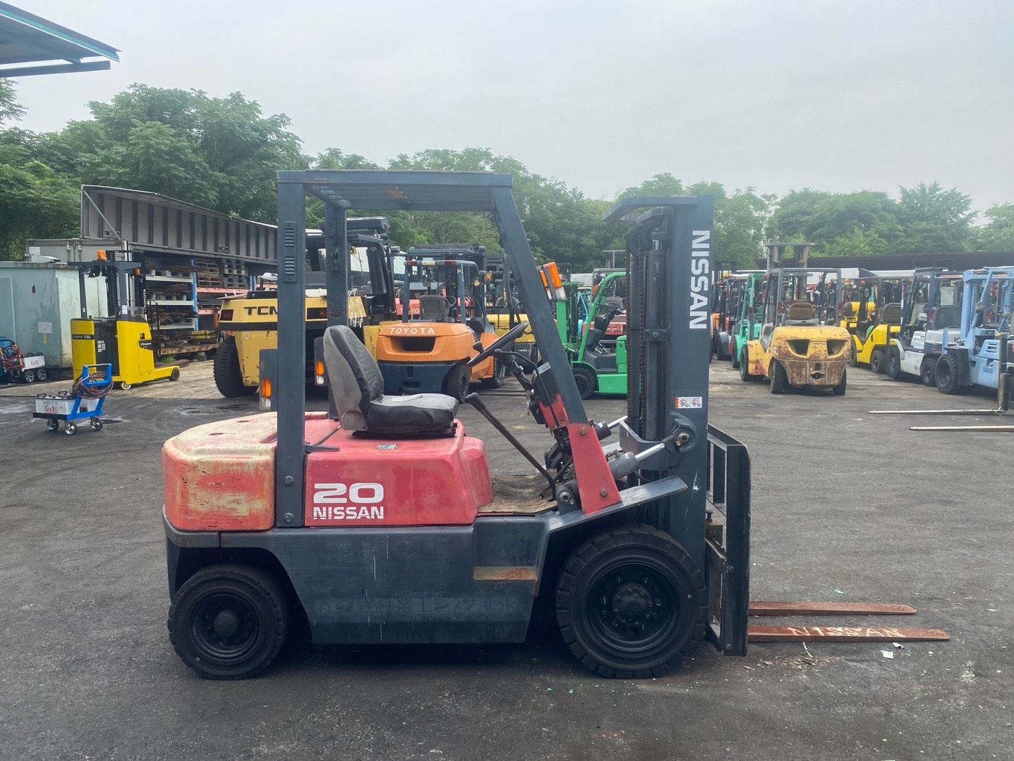 Xe nâng 2 tấn giá rẻ NISSAN FJ02M20 số sàn Nhật bãi