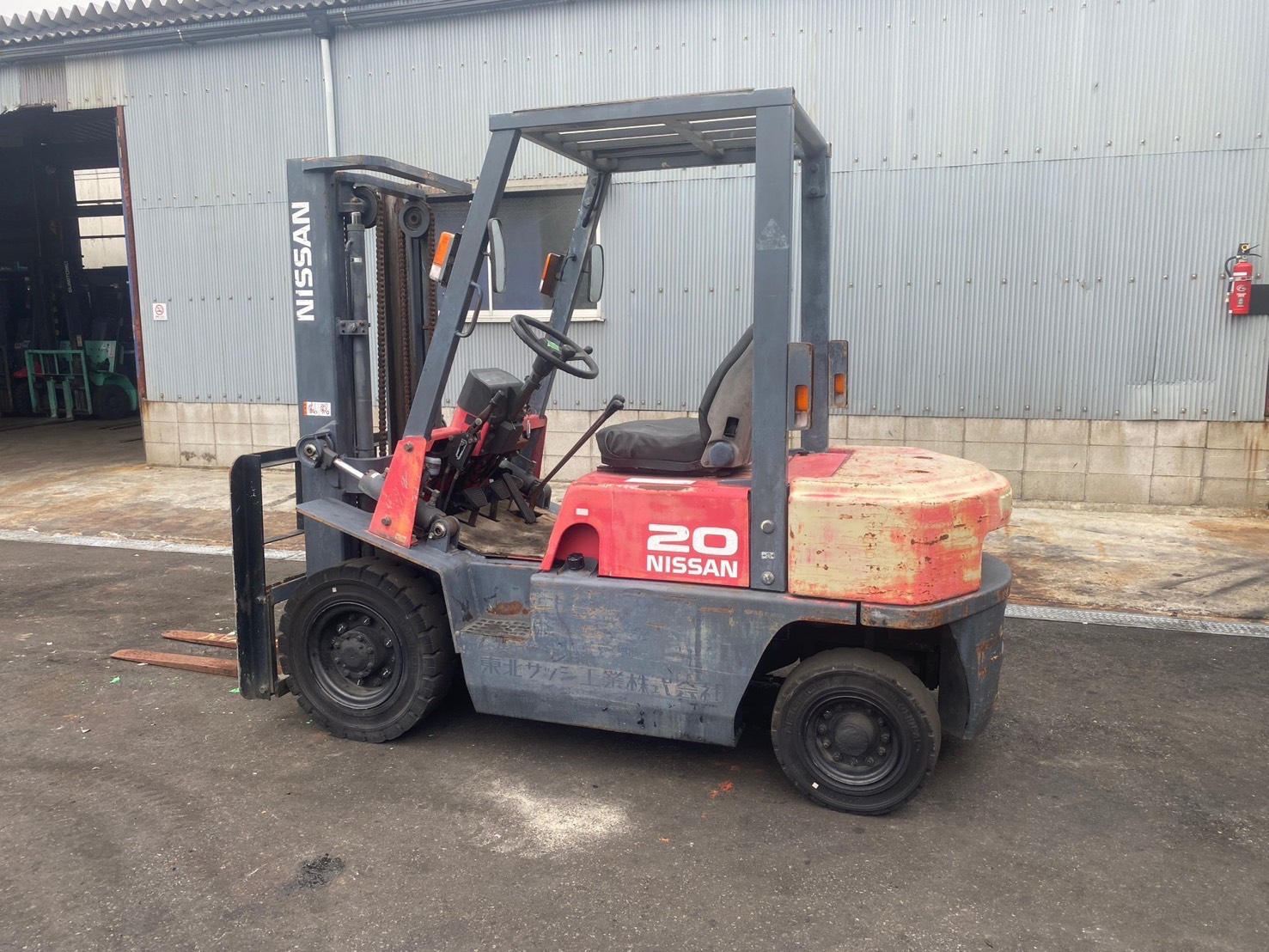 Xe nâng 2 tấn giá rẻ NISSAN FJ02M20 số sàn Nhật bãi