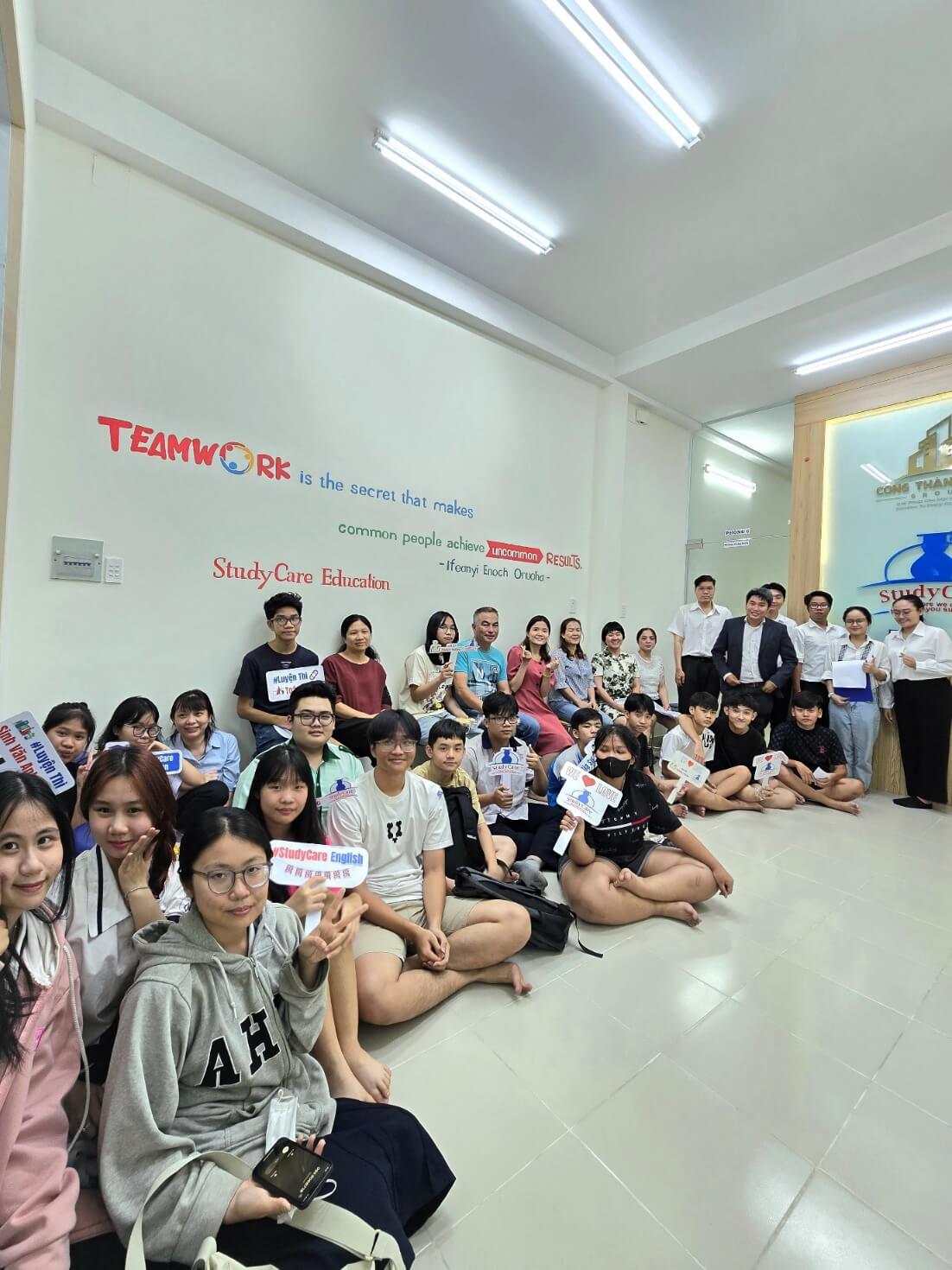 Phụ huynh và học sinh tham gia Sự kiện tư vấn chọn trường tại StudyCare