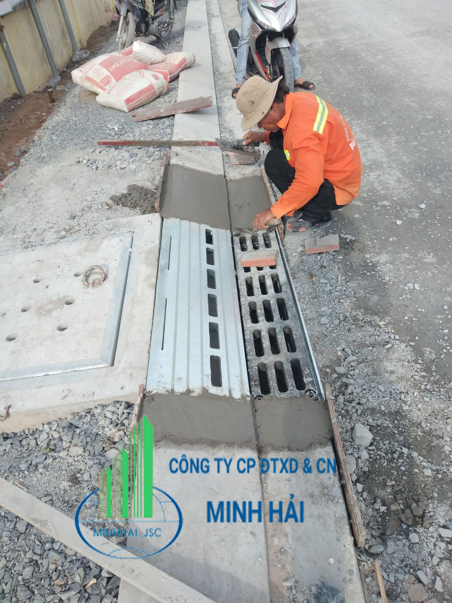 Hình ảnh thực tế bó vỉa gang cầu dạng hộp xiên Minh Hải tại công trình