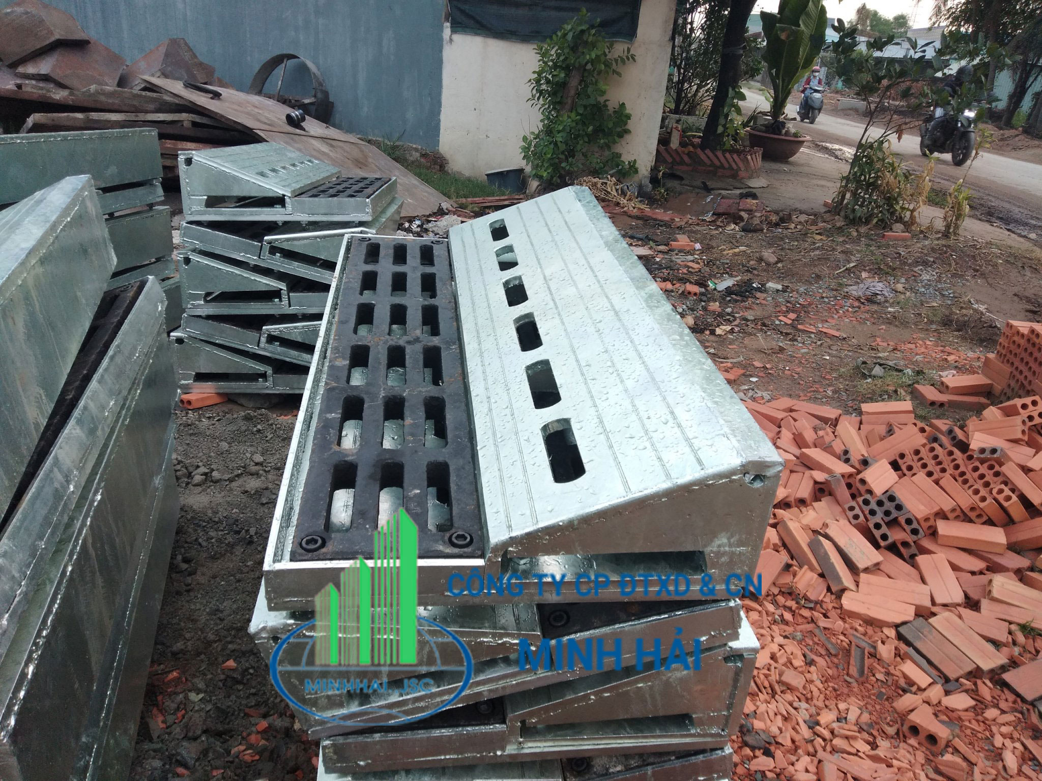 Thi công bó vỉa gang cầu Minh Hải cho hệ thống thoát nước mặt đường