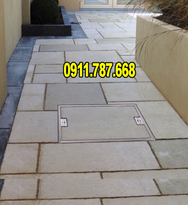 Nắp hố ga lát gạch inox 304 lắp đặt thực tế tại sân vườn biệt thự