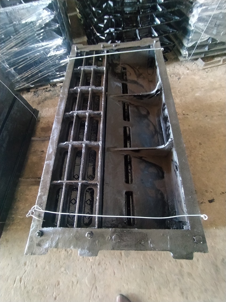 Bó Vỉa Gang Cầu Xiên - Đứng | 1200x610x70mm