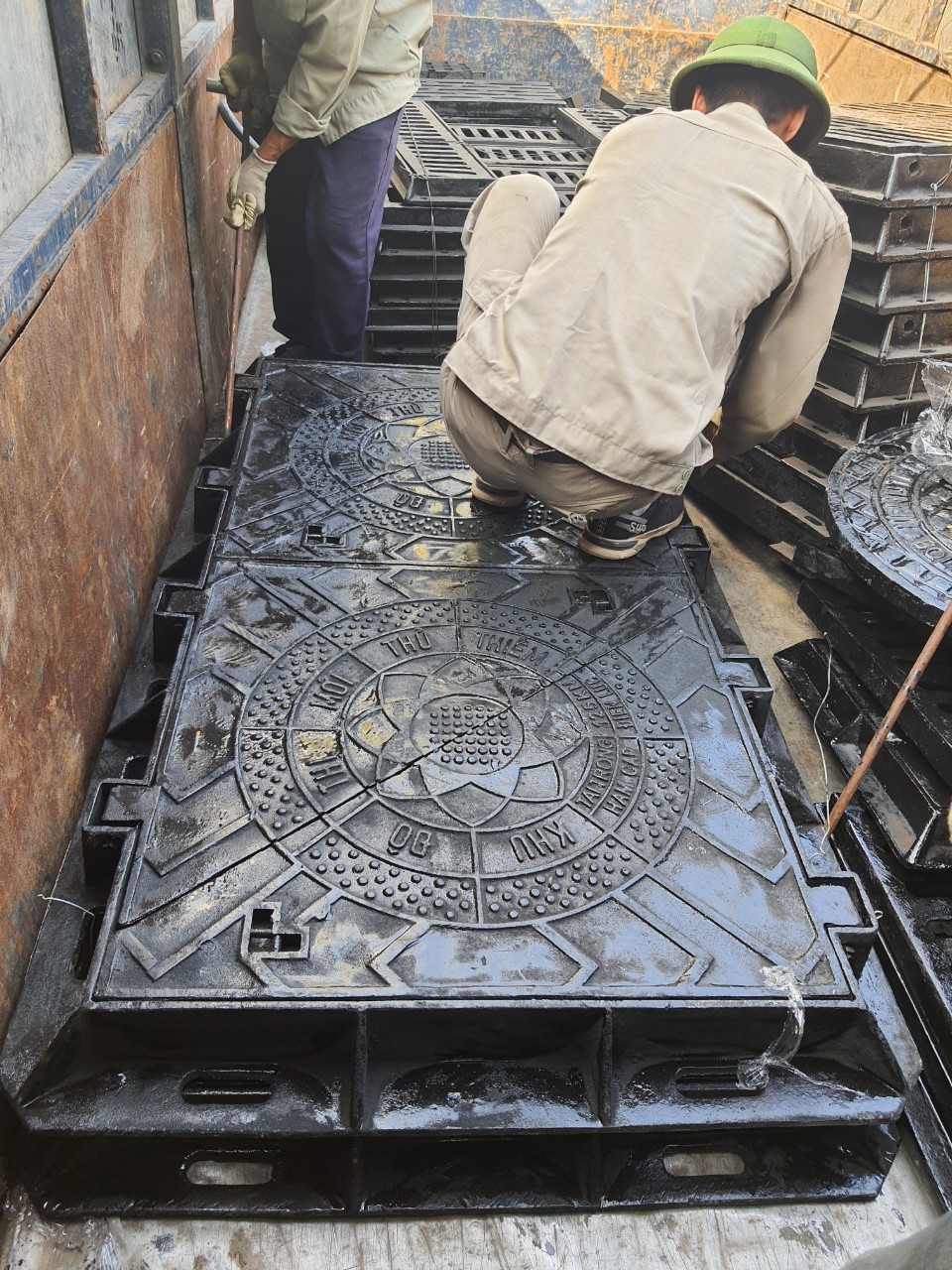 Nắp bể cáp 4 cánh gang cầu 1255x884x80mm