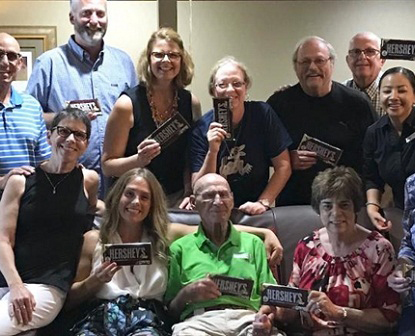 Suốt 10 năm, cụ ông 94 tuổi đều đặn mua hàng ngàn thỏi socola trao tặng những người xung quanh