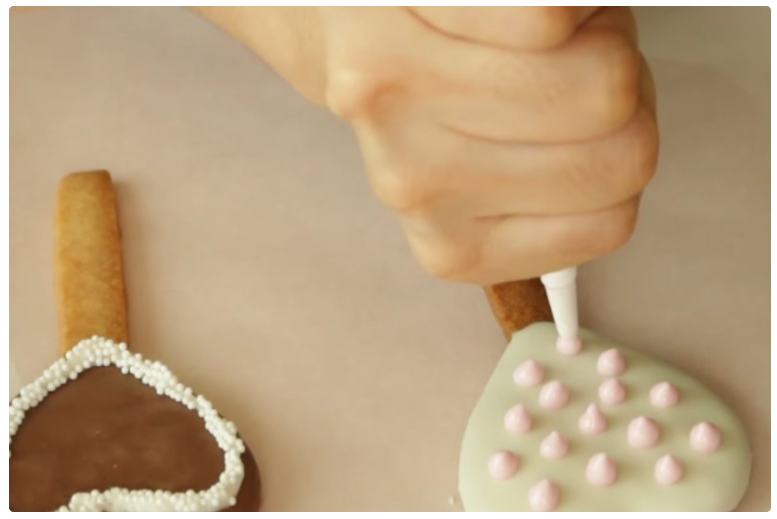 LÀM BÁNH QUE CHOCOLATE TẶNG QUÀ CHO BẠN THÂN VÀO NGÀY 11/11