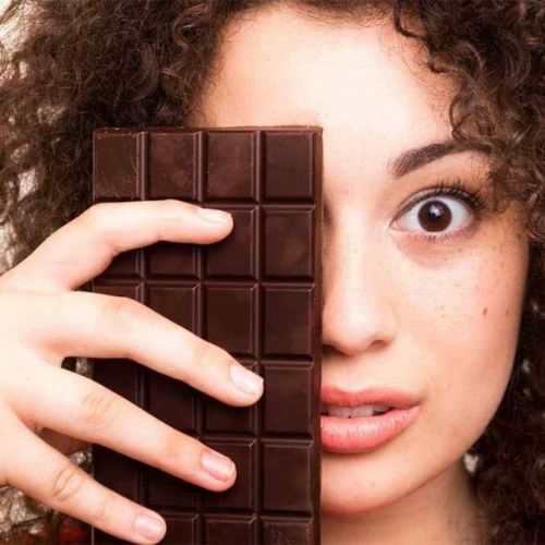 Liệu ăn socola có dễ bị nổi mụn không? 