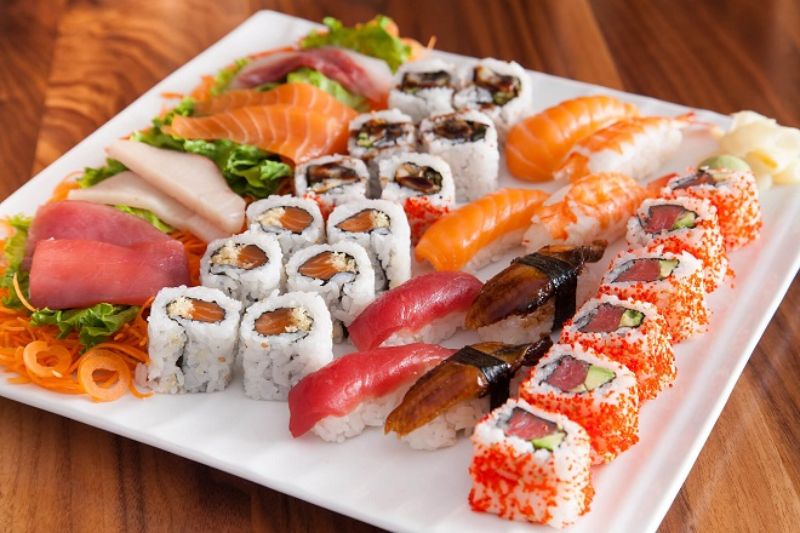 Món cá hồi cuộn shushi kiểu nhật bản