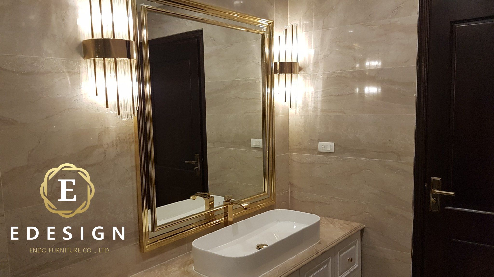 Sự kết hợp hoàn hảo giữa đèn và gương trong phong cách hoàng gia