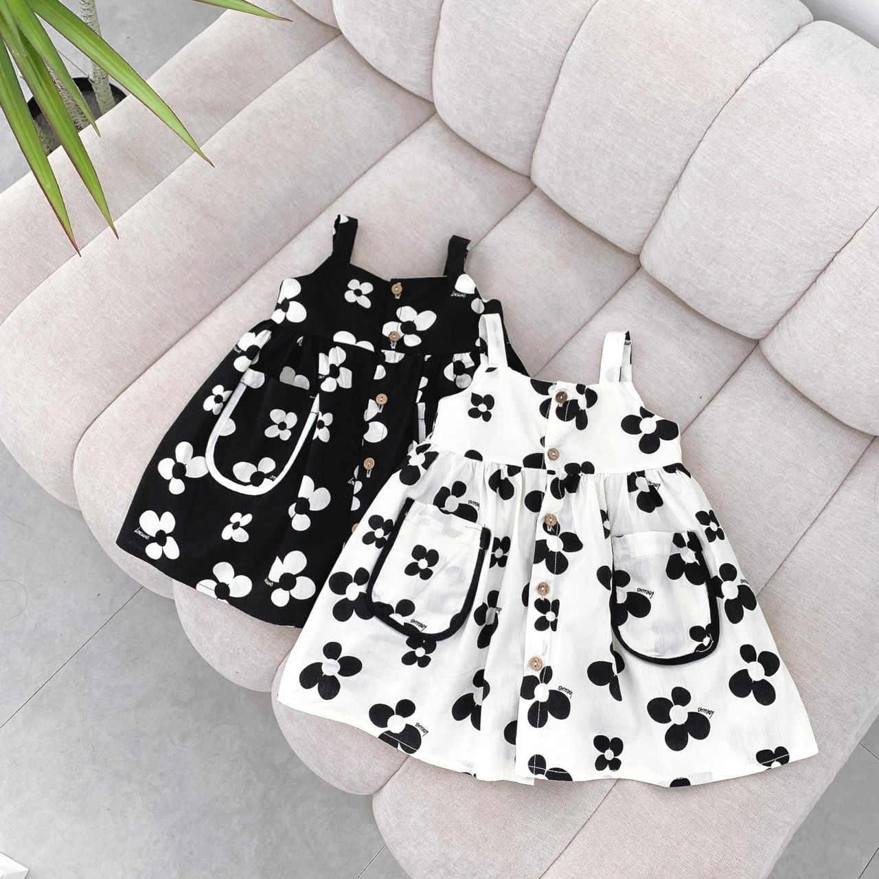 BÁN SỈ SET 2 VÁY BÉ GÁI 2S HOA ĐEN TRẮNG
