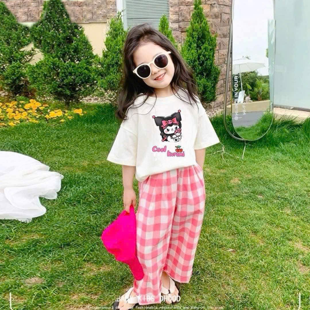 - BỘ BÉ GÁI ÁO TRẮNG KUROMI Cool QUẦN KẺ