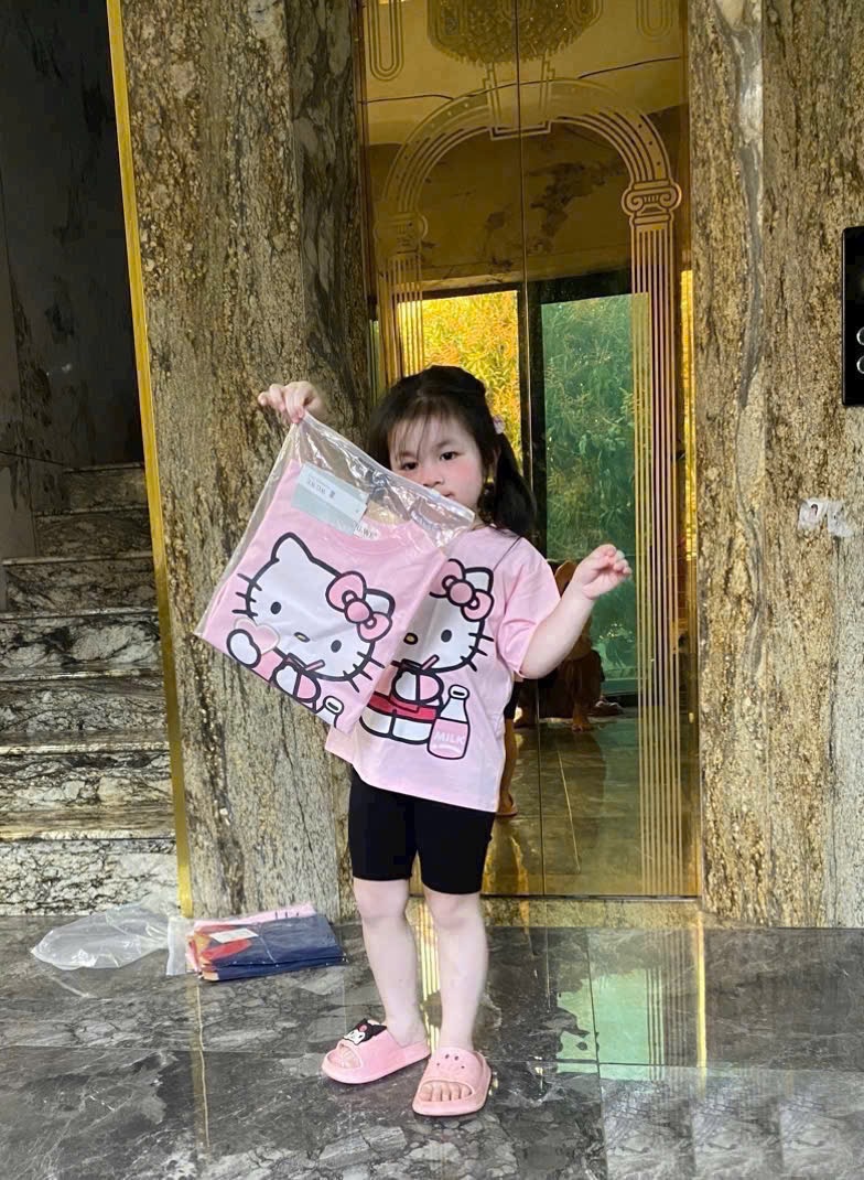 - BỘ BÉ GÁI ÁO HỒNG KITTY QUẦN ĐEN