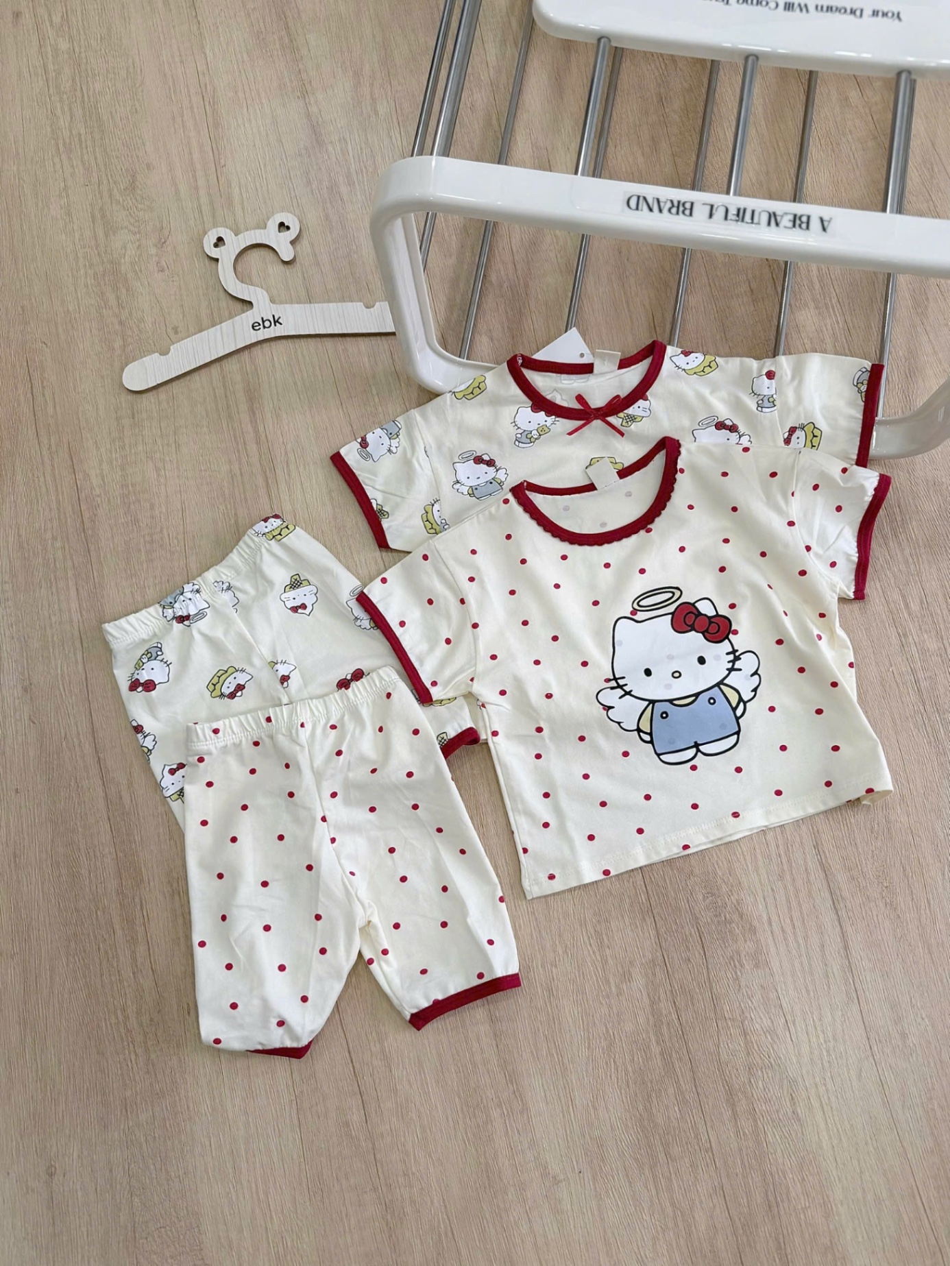 - SET 2 BỘ BÉ GÁI MÀU BE KITTY VIỀN ĐỎ