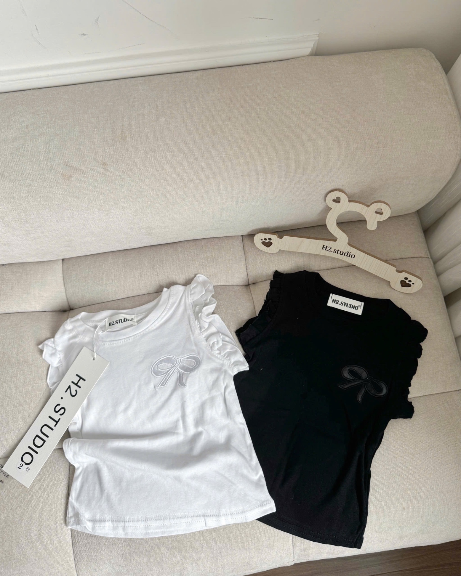 - SET 2 ÁO BÉ GÁI ĐEN TRẮNG BÈO VAI THÊU NƠ