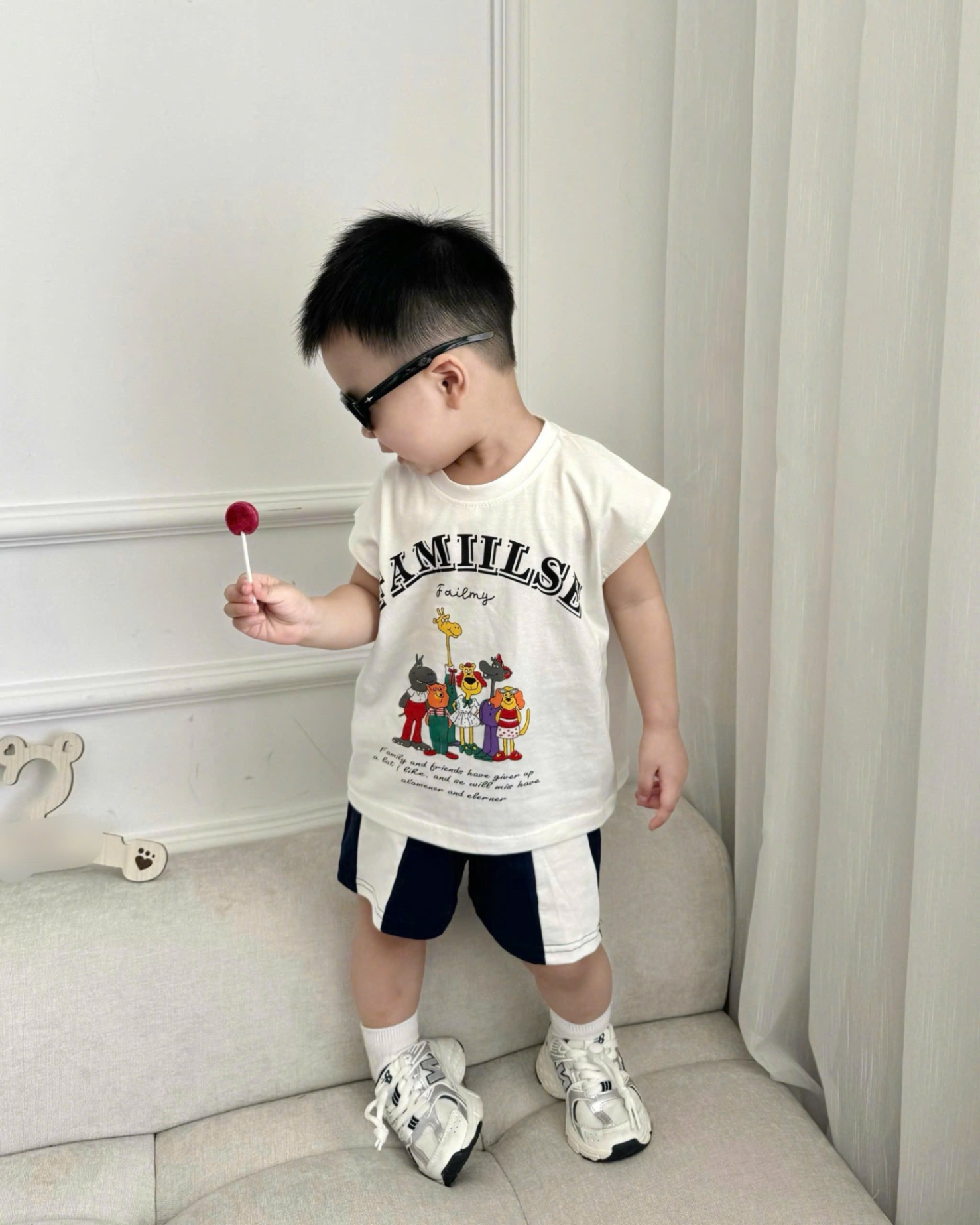 - BỘ ĐÙI BÉ TRAI ÁO TRẮNG FAMILIES QUẦN ĐEN SỌC