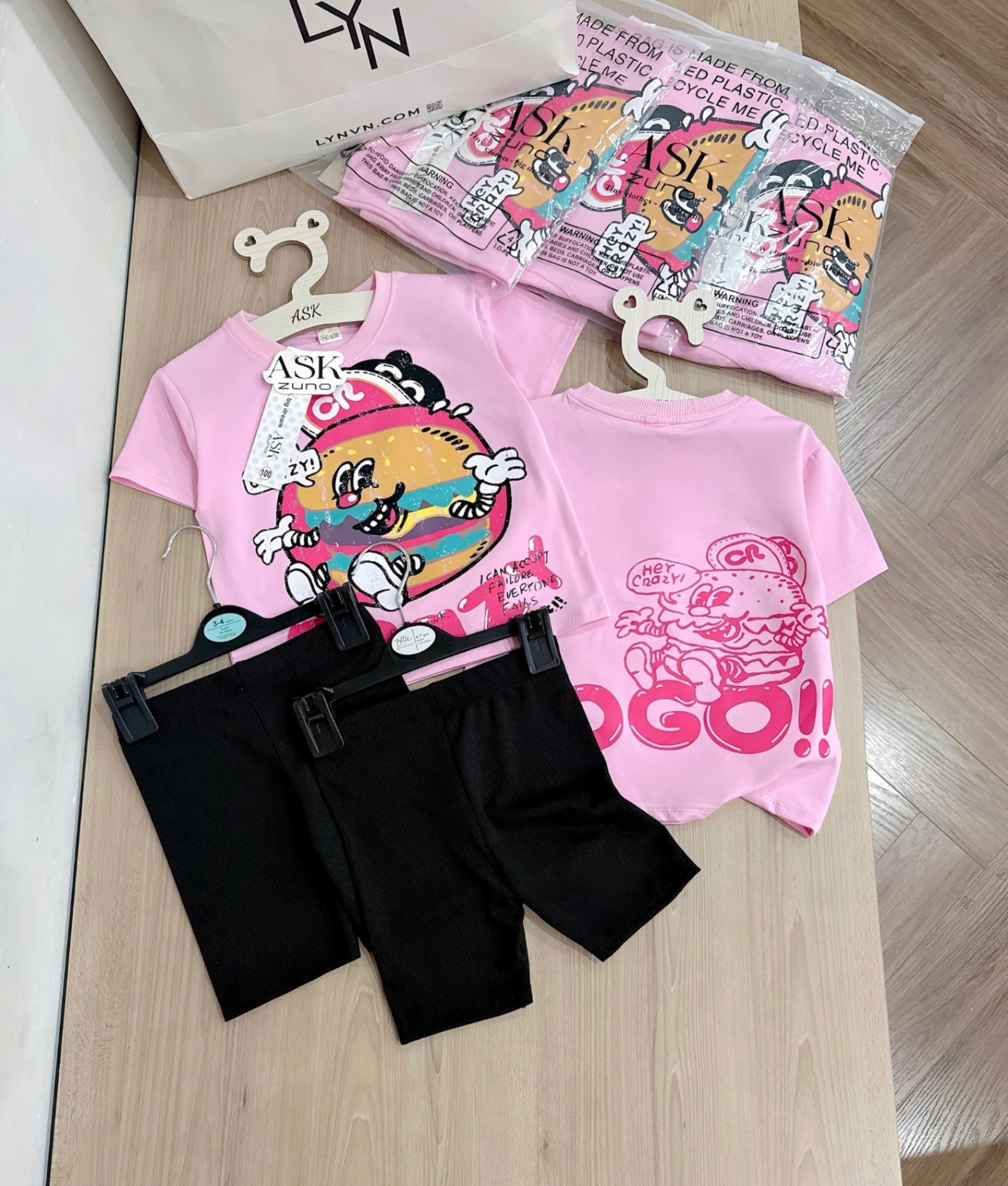 - BỘ BÉ GÁI ÁO HỒNG CRAZY QUẦN ĐEN