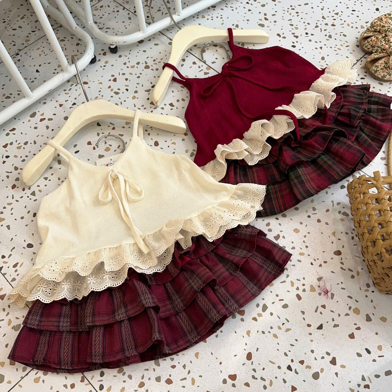 - SET ÁO 2 DÂY BUỘC NƠ VIỀN REN CV TẦNG KẺ ĐỎ