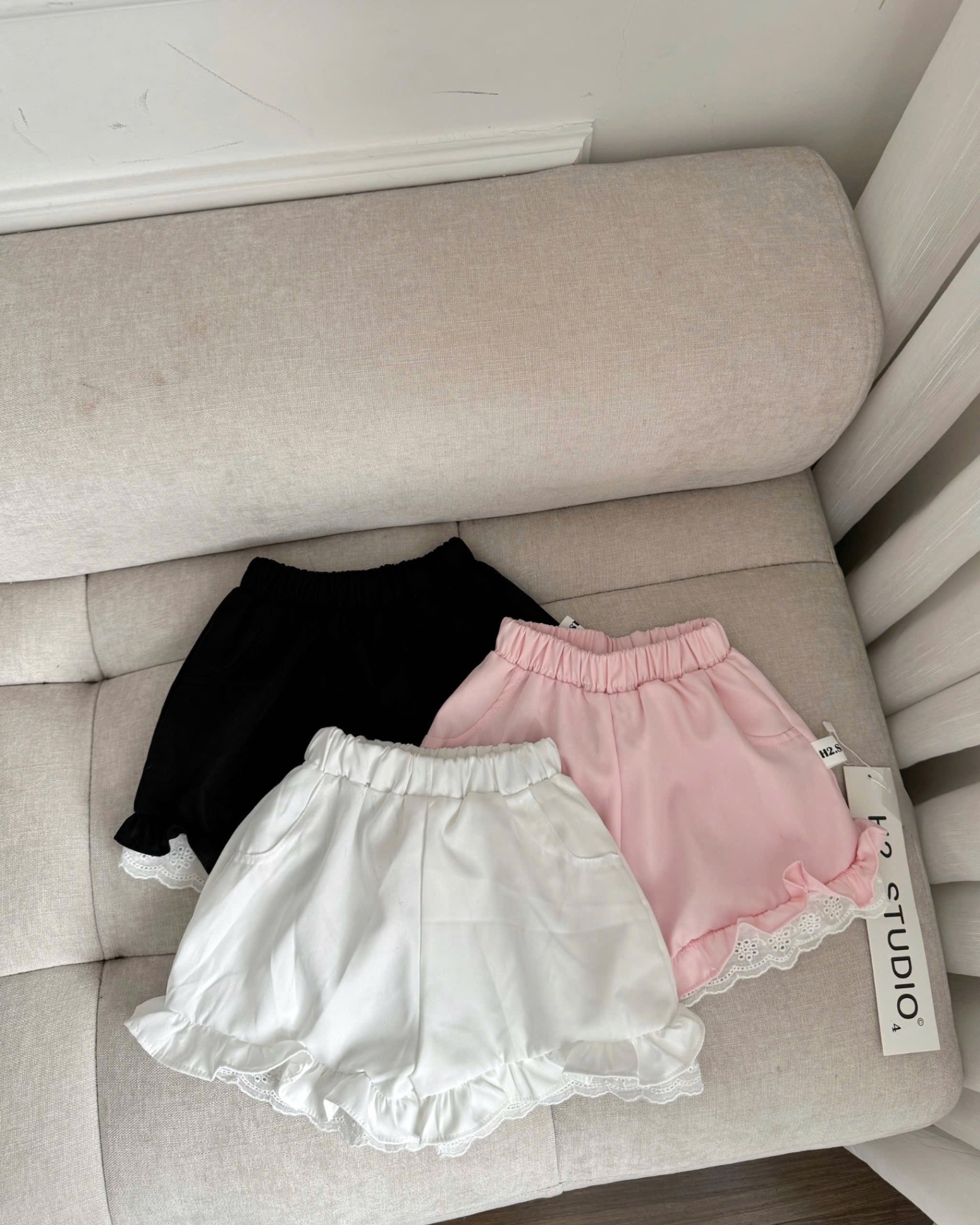 - SET 3 QUẦN ĐÙI BÉ GÁI BÈO REN đen hồng trắng