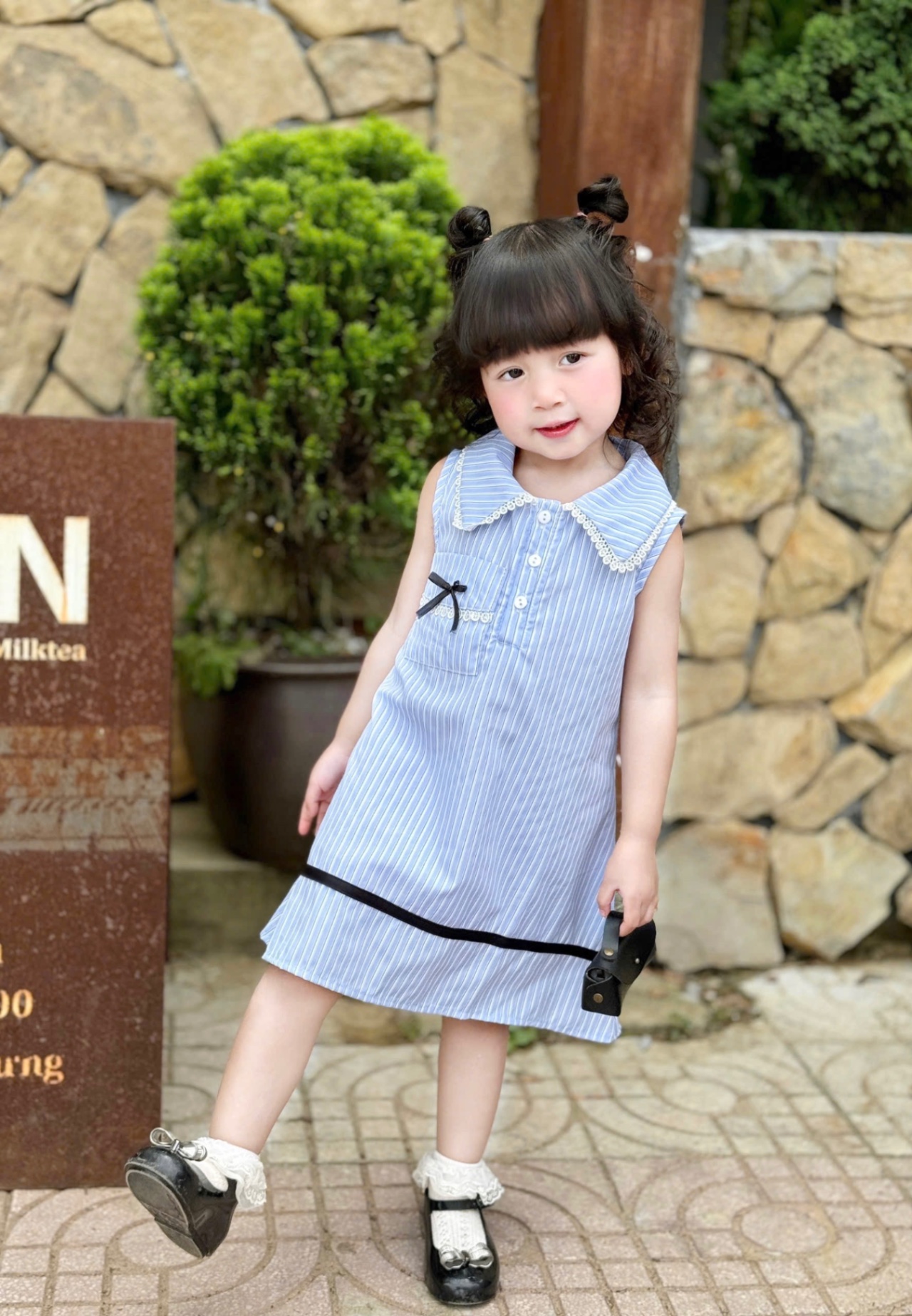 - VÁY BÉ GÁI XANH SỌC CỔ REN TRẮNG TÚI NƠ