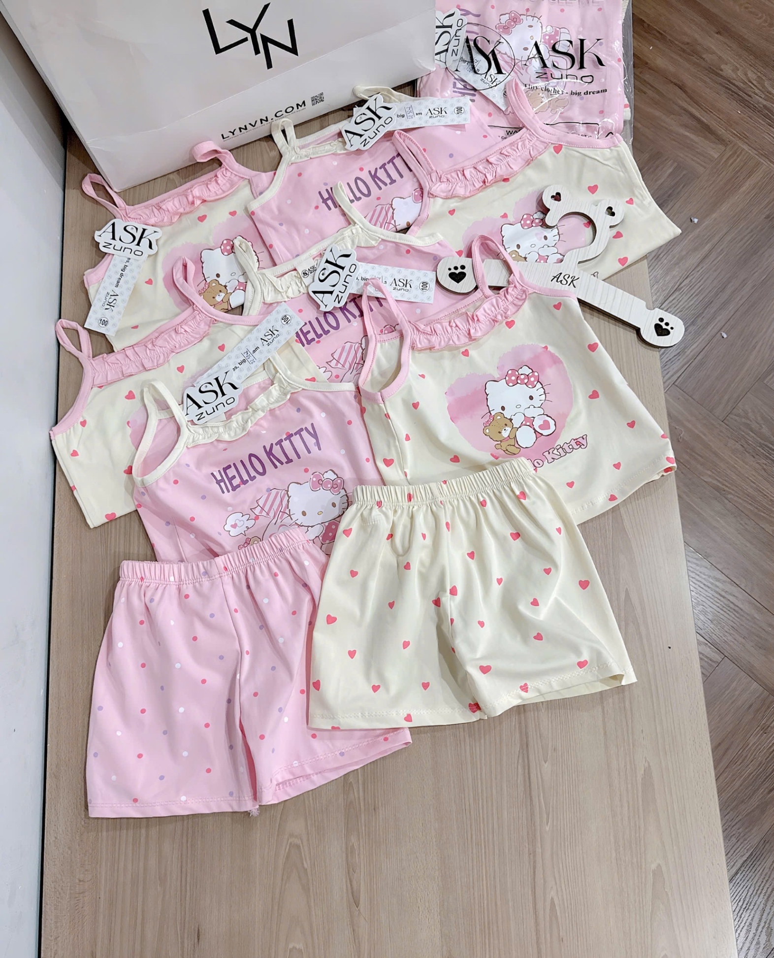 - SET 2 BỘ ĐÙI BÉ GÁI 2S KITTY hồng be tim