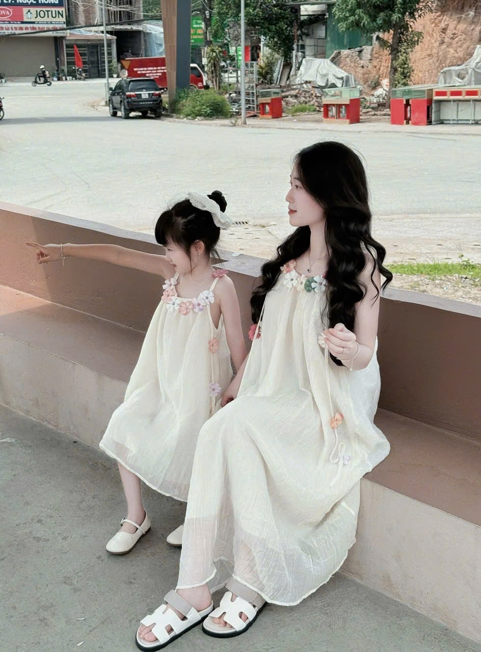 - VÁY ĐÔI MẸ BÉ 2S MÀU BE ĐÍNH HOA