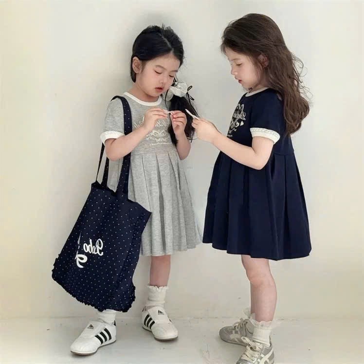 - SET 2 VÁY BÉ GÁI TRÁI TIM TAY REN than ghi