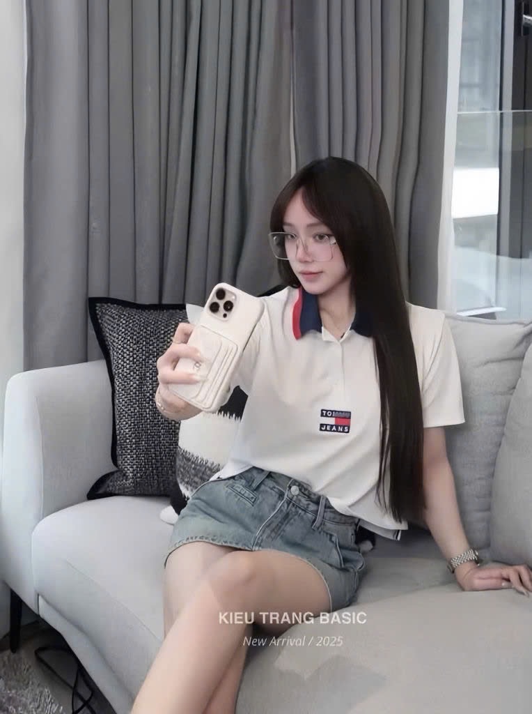- ÁO POLO NỮ TRẮNG TOMMY JEANS CỔ THAN ĐỎ