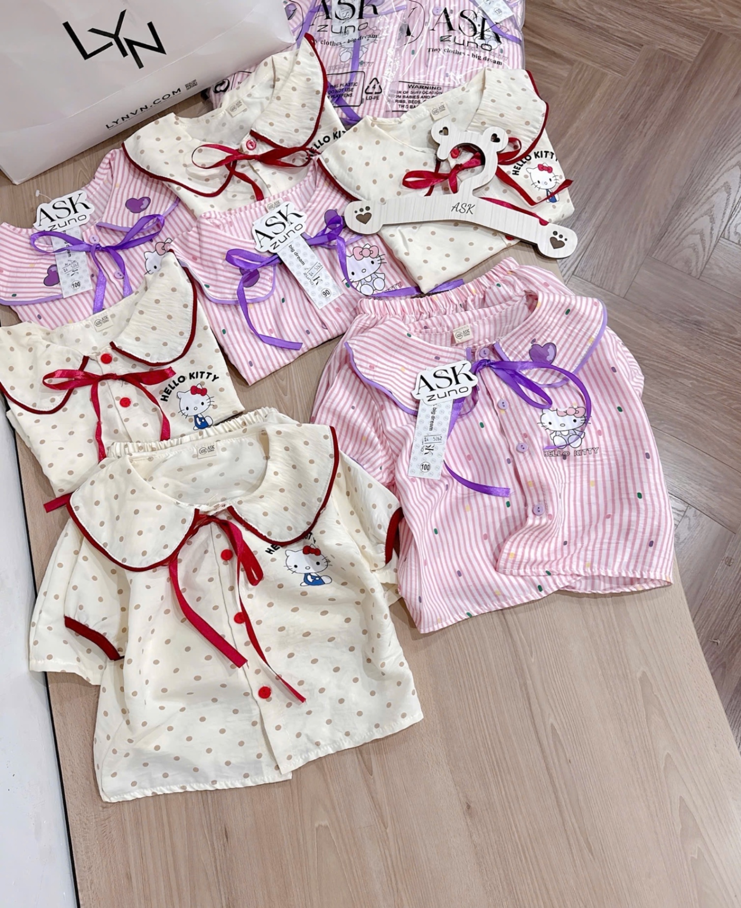 - SET 2 BỘ ĐÙI PYJAMA BÉ GÁI KITTY hồng sọc be chấm bi