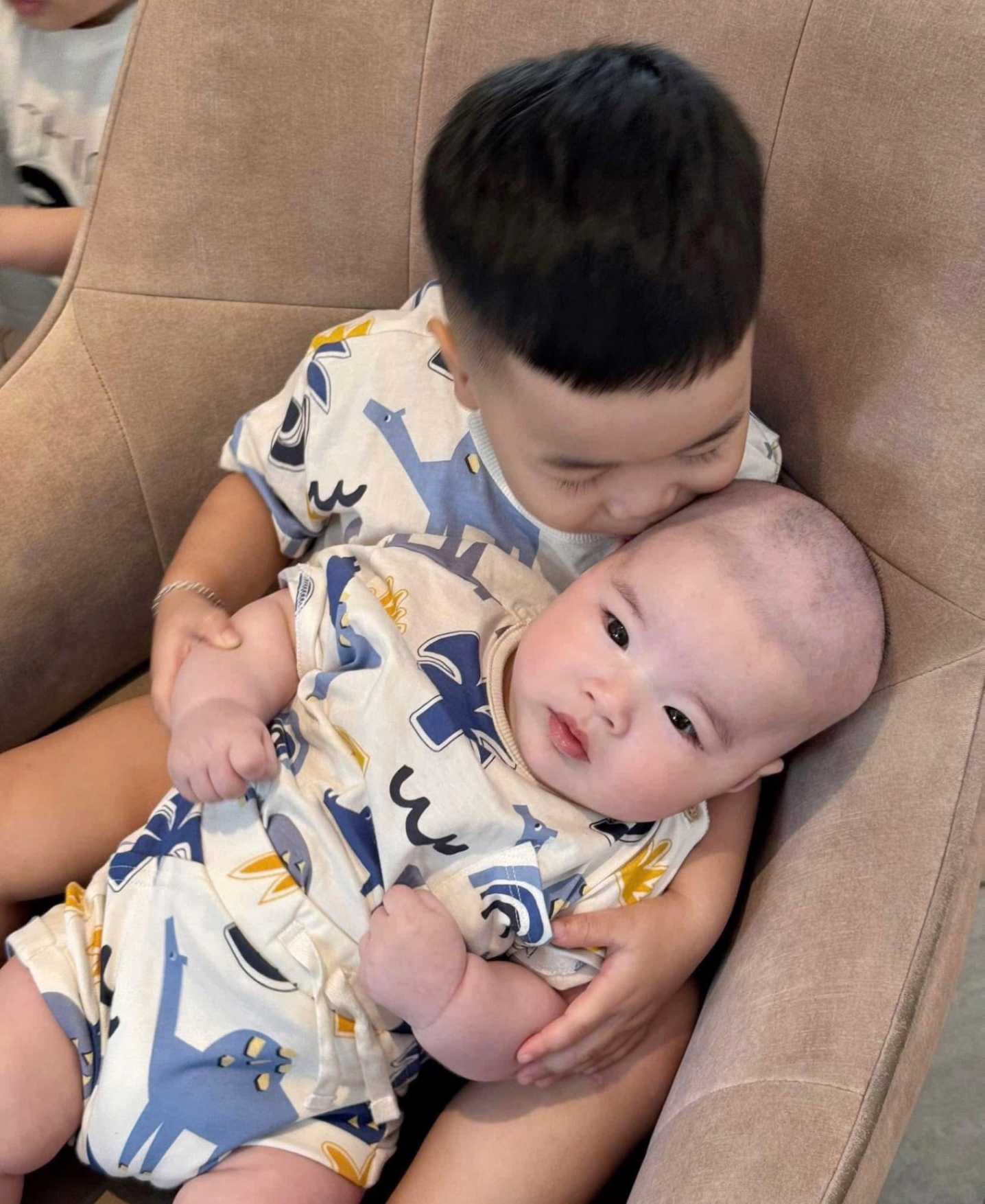 - SET 2 BỘ ĐÙI BÉ TRAI THÚ KIND COOL than trắng