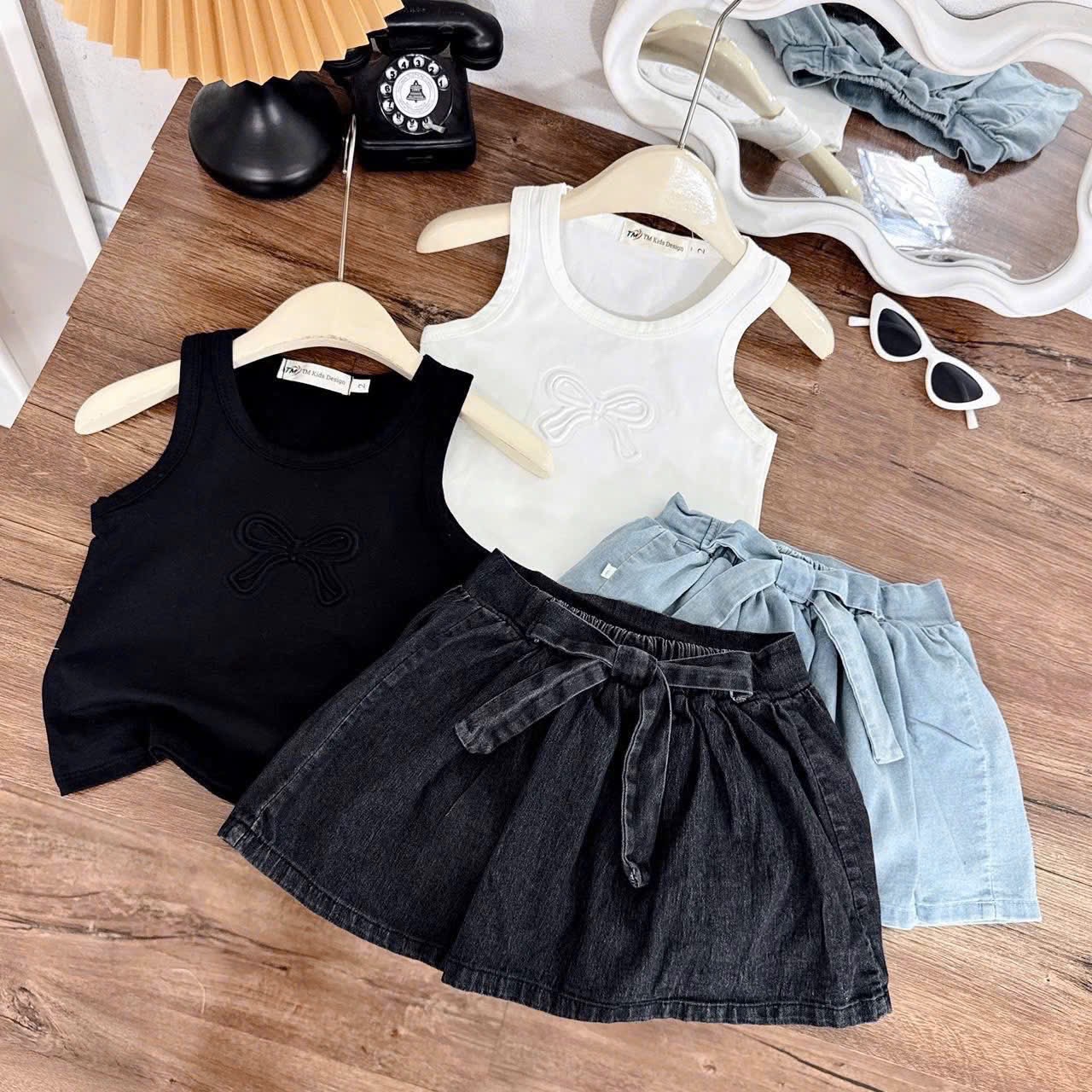 -BỘ BÉ GÁI ÁO BA LỖ THÊU NƠ CVAY BÒ XANH