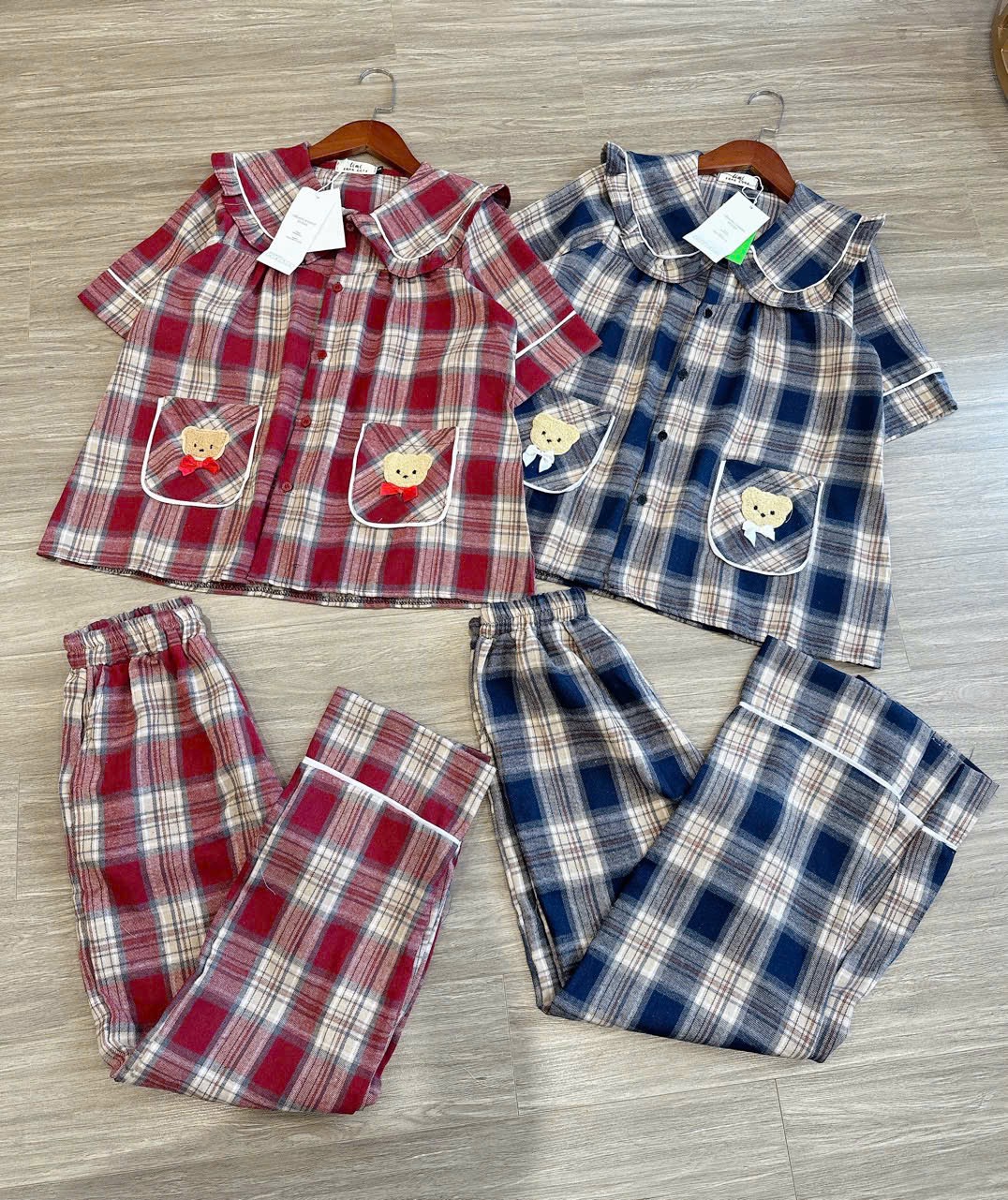- BỘ PYJAMA KẺ CARO CÚC CỔ BÈO TÚI GẤU