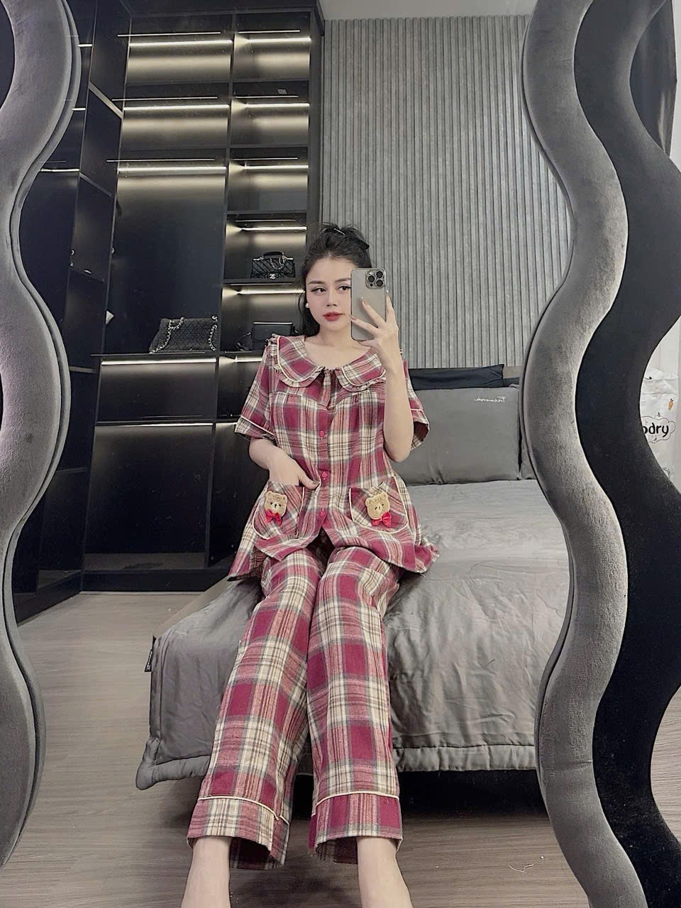 - BỘ PYJAMA KẺ CARO CÚC CỔ BÈO TÚI GẤU